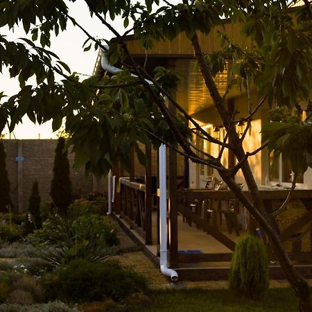 Три Кошки Hotel Chornomorsk Bagian luar foto