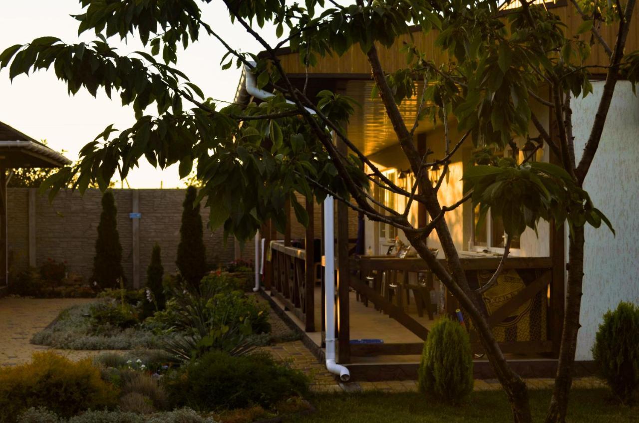 Три Кошки Hotel Chornomorsk Bagian luar foto