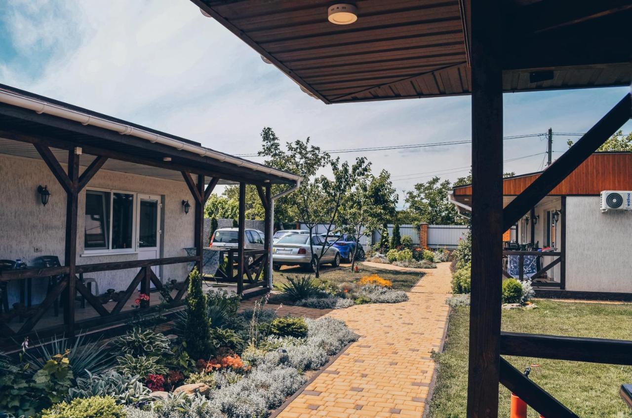 Три Кошки Hotel Chornomorsk Bagian luar foto