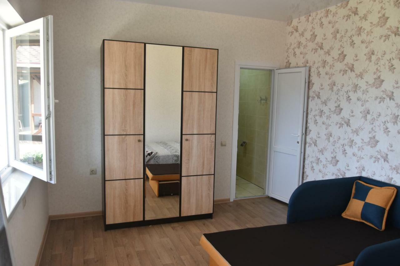 Три Кошки Hotel Chornomorsk Bagian luar foto