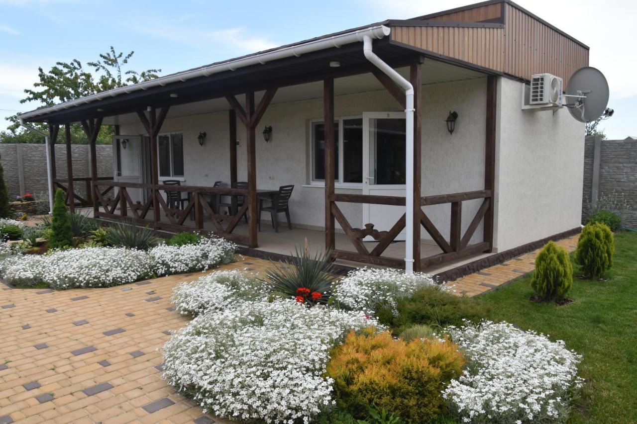 Три Кошки Hotel Chornomorsk Bagian luar foto