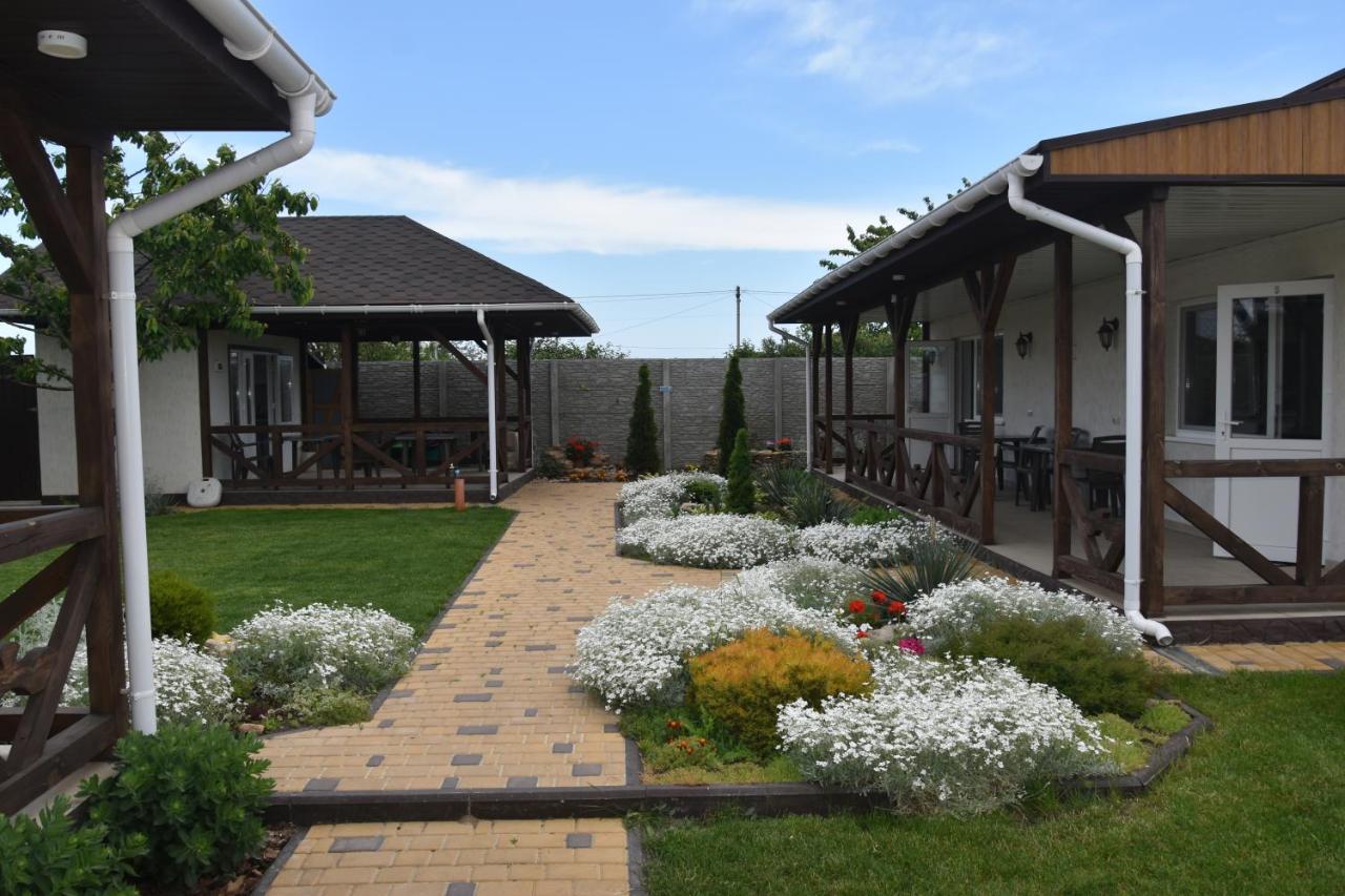 Три Кошки Hotel Chornomorsk Bagian luar foto