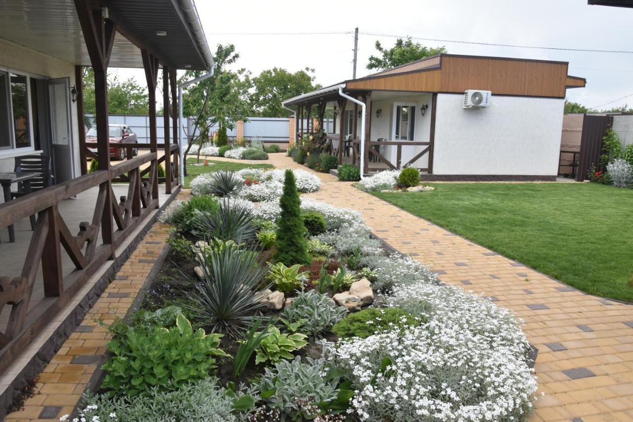 Три Кошки Hotel Chornomorsk Bagian luar foto