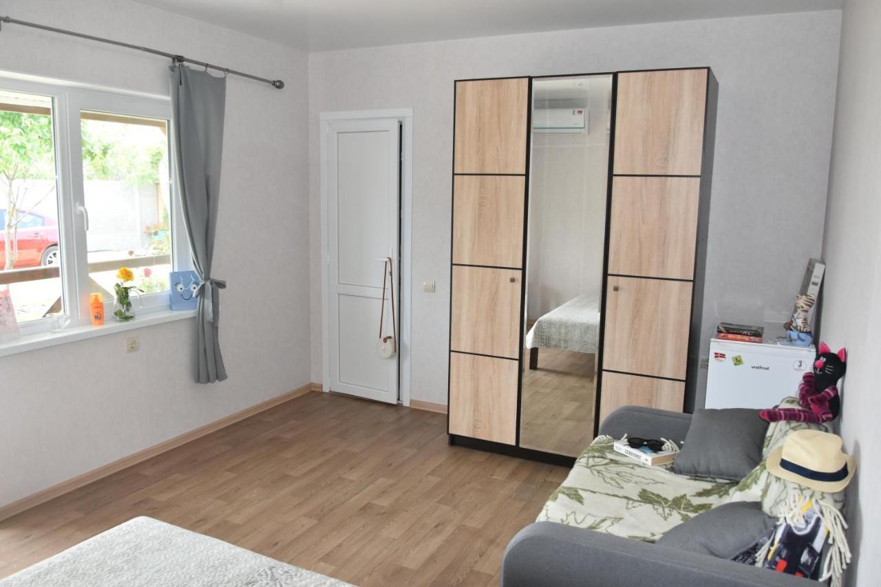 Три Кошки Hotel Chornomorsk Bagian luar foto
