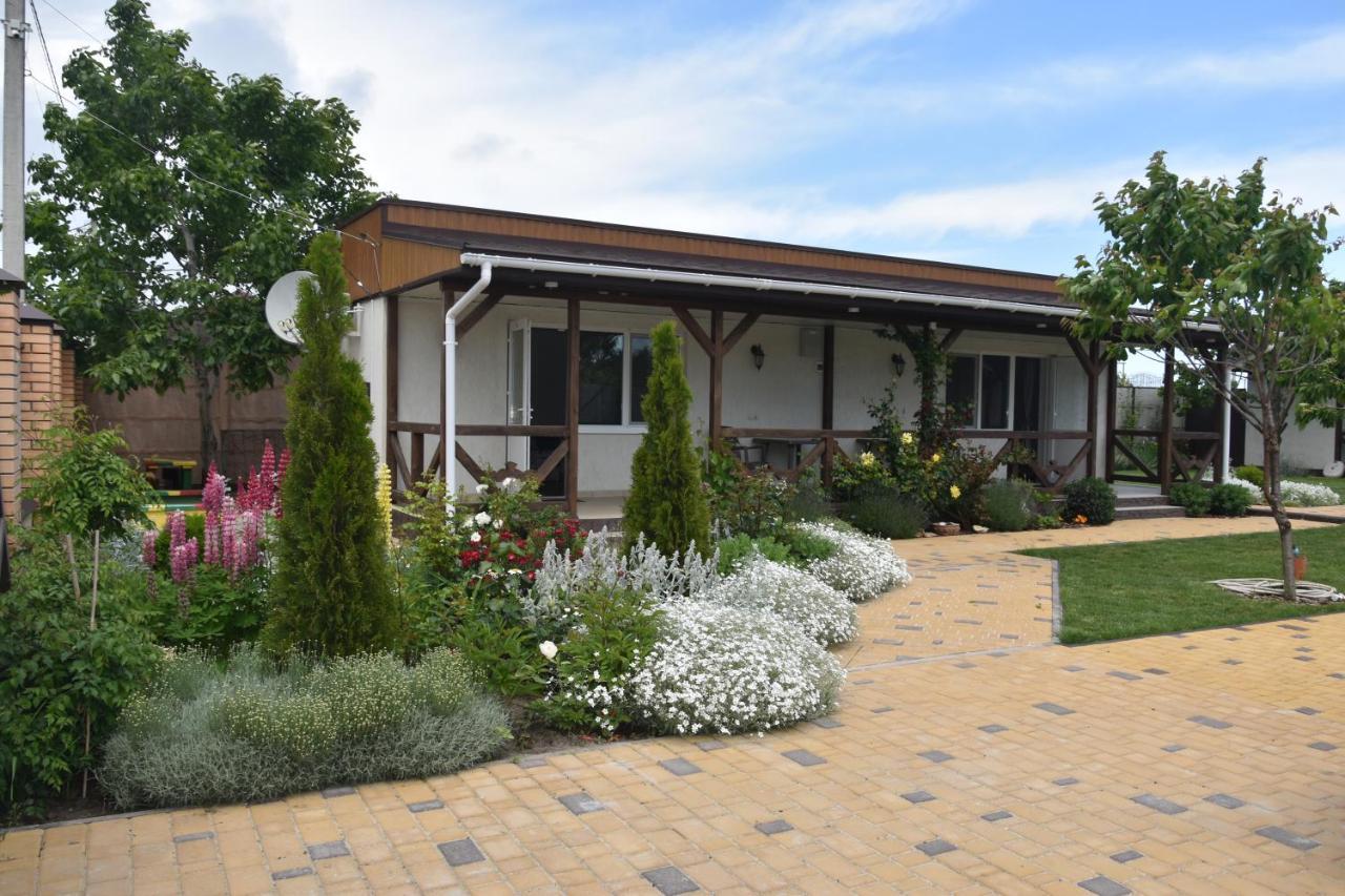 Три Кошки Hotel Chornomorsk Bagian luar foto