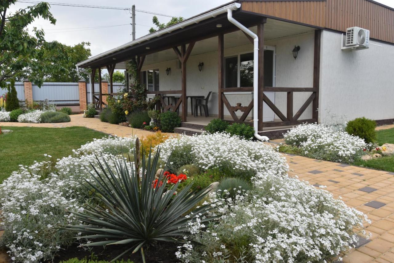 Три Кошки Hotel Chornomorsk Bagian luar foto