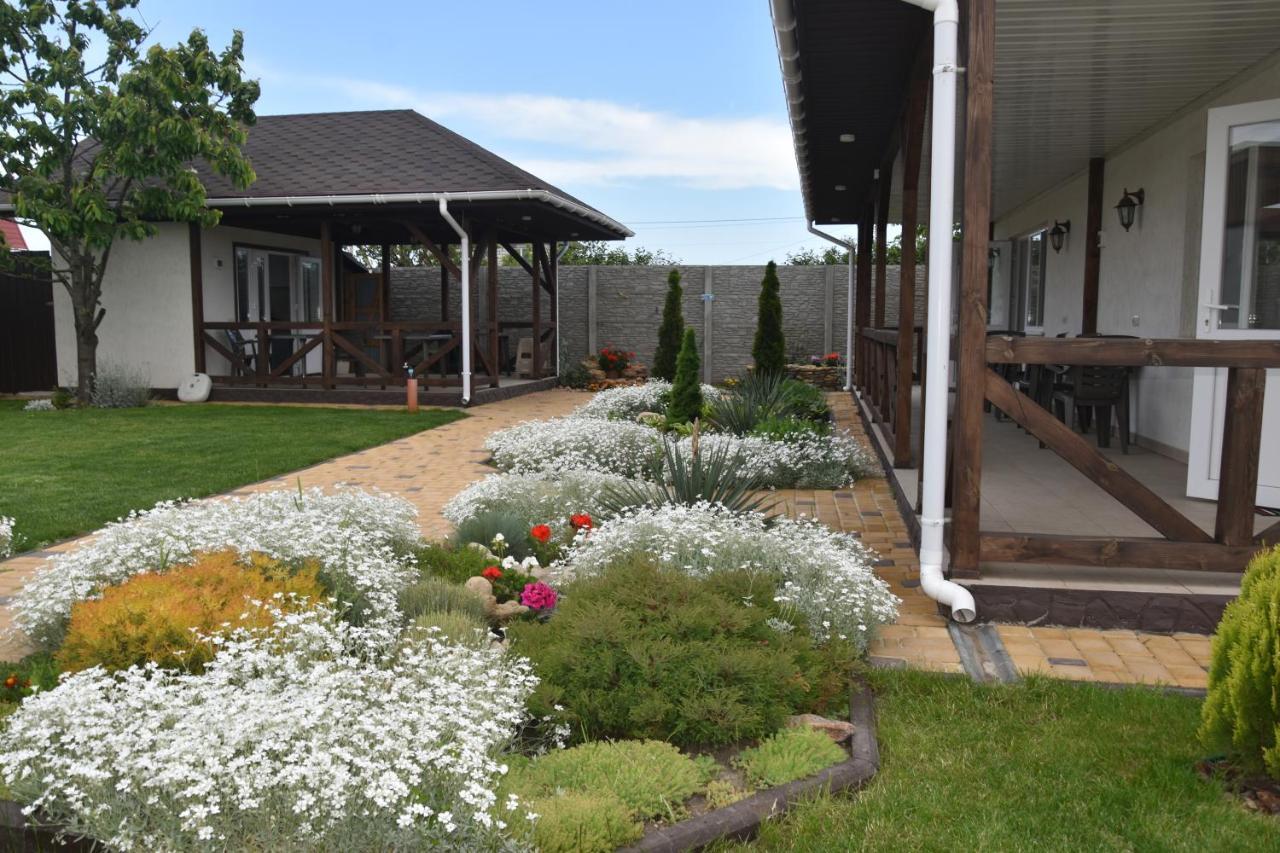 Три Кошки Hotel Chornomorsk Bagian luar foto