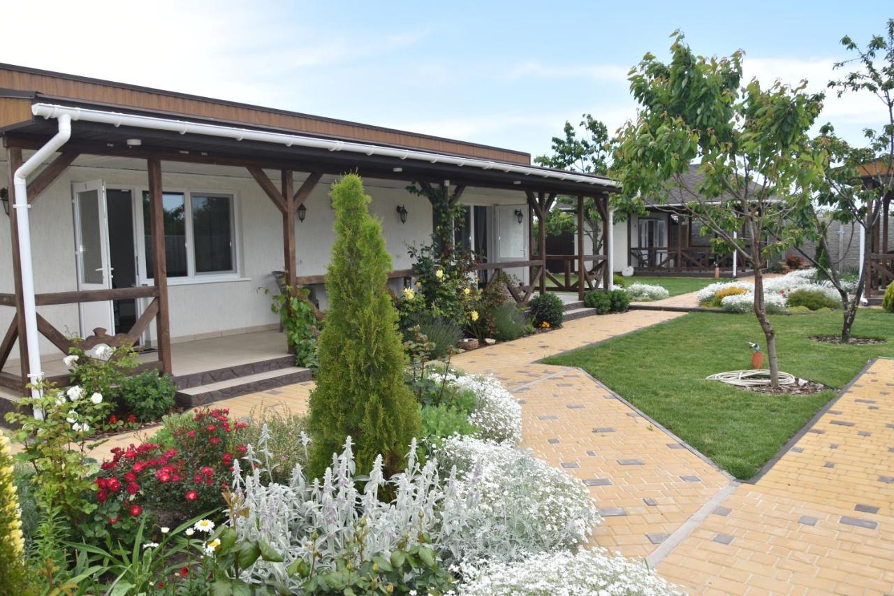 Три Кошки Hotel Chornomorsk Bagian luar foto